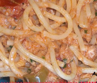 Spaghetti al tonno e olive verdi