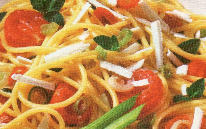 Spaghetti con pomodorini e ricotta salata