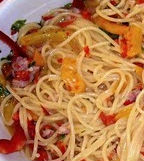 Spaghetti con peperoni e pancetta