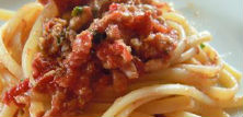 Spaghetti con sugo di porri e alici