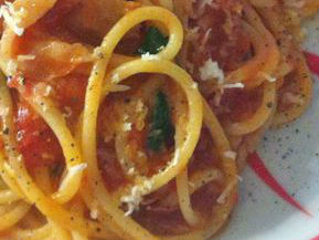 Spaghetti con provola e pancetta