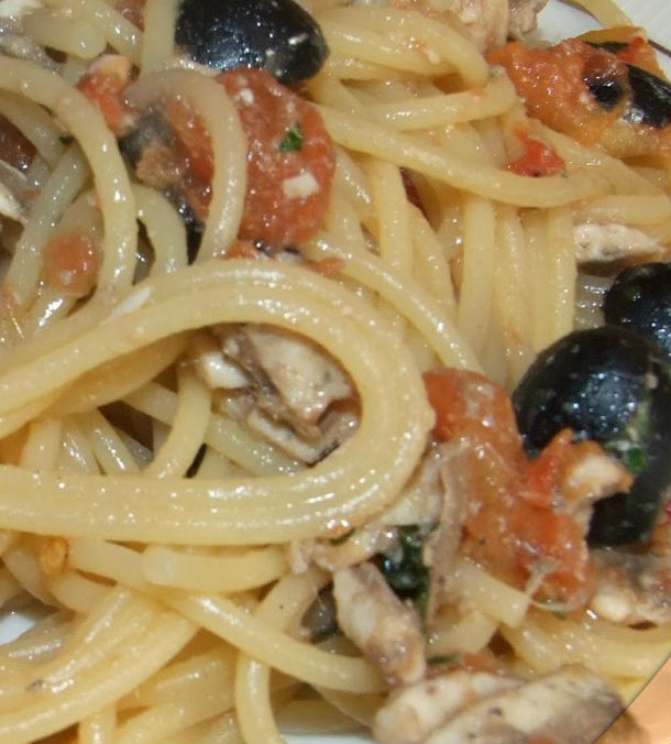 Spaghetti con alici fresche e olive