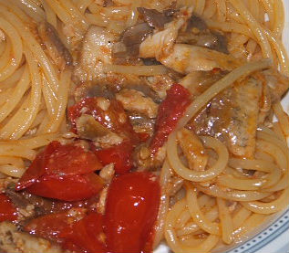Spaghetti con sardine e pomodori